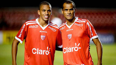 Hai cha con Rivaldo