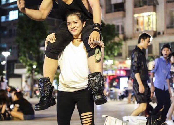 Bạn gái 48 kg nâng người yêu 80 kg
