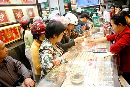 Giá vàng giảm sâu: Có nên đầu tư?