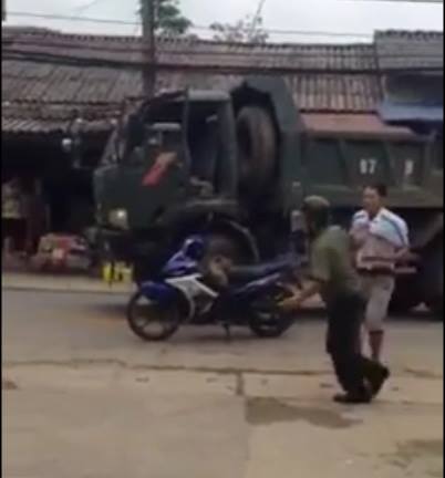 Công an Bắc Cạn điều tra cán bộ cầm dao đánh nhau với tài xế