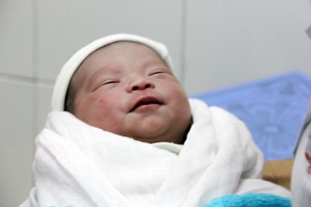 Phát hiện bé sơ sinh bị bỏ trên ghế đá bệnh viện lúc nửa đêm