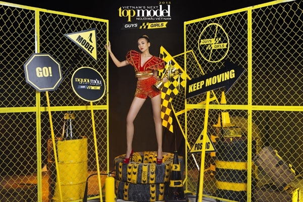 Siêu mẫu Thanh Hằng khoe chân dài 1m12 