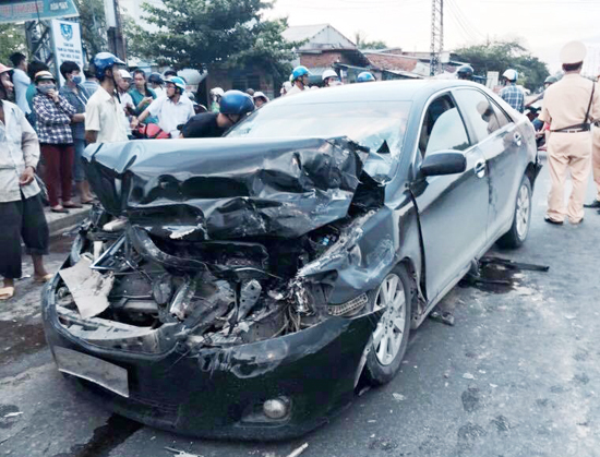 Khởi tố người ngồi Camry BKS giả chở ngà voi lậu gây tai nạn