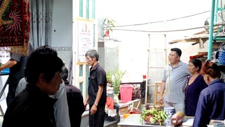 Chồng cầm kéo đâm chết vợ trong phòng ngủ