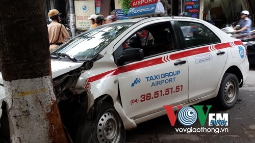 Taxi nổ lốp đâm thẳng gốc cây tại Hà Nội