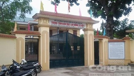 Bàng hoàng phát hiện đồng nghiệp treo cổ tự tử ở cơ quan