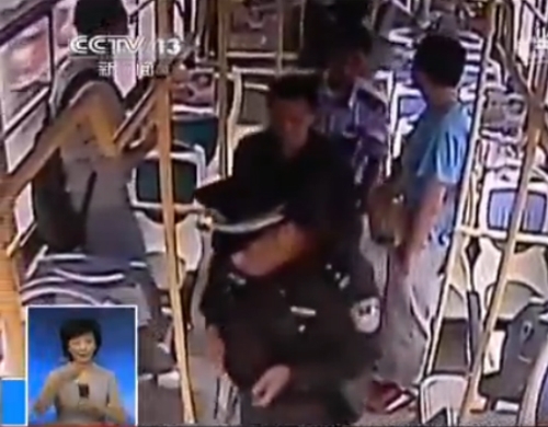 Clip bắt sống tên trộm điện thoại định tẩu thoát qua cửa sổ xe buýt