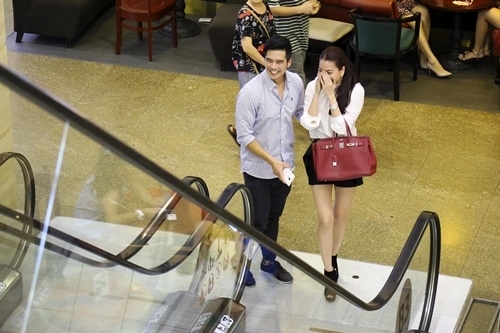Sau tin đồn chia tay Kim Lý, Trương Ngọc Ánh tình tứ bên trai lạ