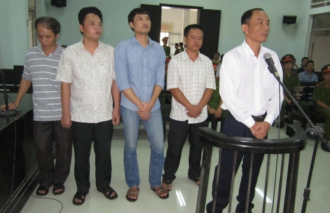 Hoãn xét xử vụ 4 cựu công an ăn chặn kỳ nam của phu trầm