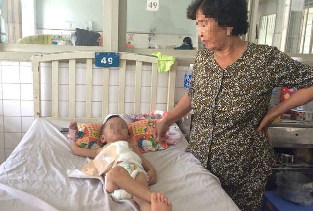 Điều tra vụ bé 3 tuổi bị người tình của mẹ đạp vỡ đại tràng