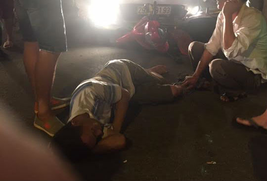 Cố tình vượt đèn đỏ, nam thanh niên bị cuốn vào gầm taxi