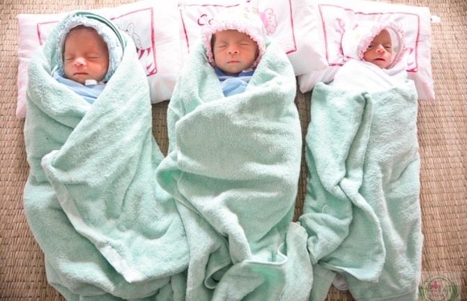 Bà mẹ mang thai 3 con cùng trứng  đã sinh mổ thành công