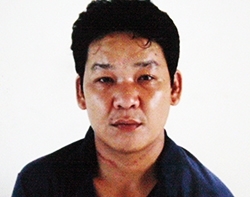 Thấy vợ nói chuyện với nam đồng nghiệp, rút dao đâm liên tiếp