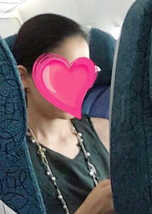 Lệ Quyên bất ngờ được lên báo nước ngoài vì cho 'con trai đi tiểu vào túi nôn'