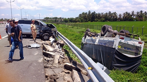 TP.HCM: Xe 7 chỗ tông xe tải nhỏ văng khỏi đường cao tốc 