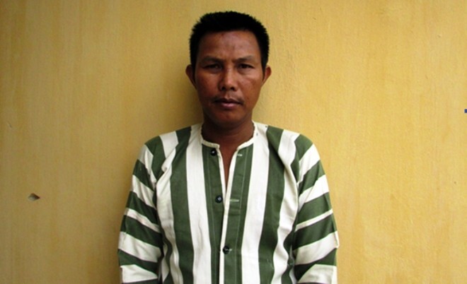 Bị yêu cầu dừng xe, cầm mũ bảo hiểm đánh CSGT