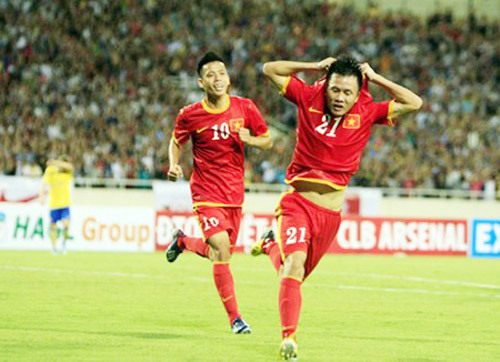 Mạnh Dũng chọc thủng lưới Arsenal