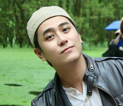 Bố mẹ MC Quang Minh gầy rạc người vì lo cho con trai