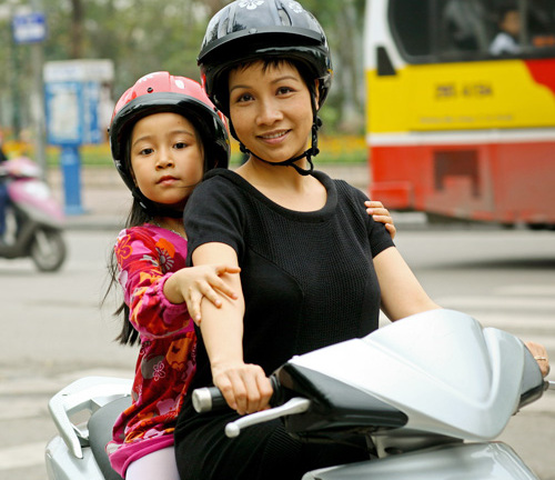 Ấn tượng những sao Việt giản dị đi xe máy