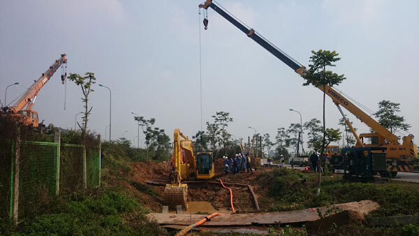 100 công nhân sửa chữa đường ống nước sông Đà lần thứ 12