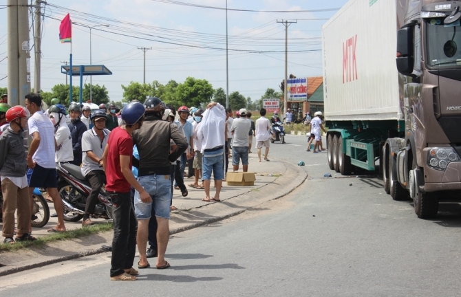Bị xe container cán qua, hai vợ chồng chết thảm