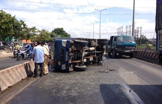 Lật xe tải, quốc lộ 1A 