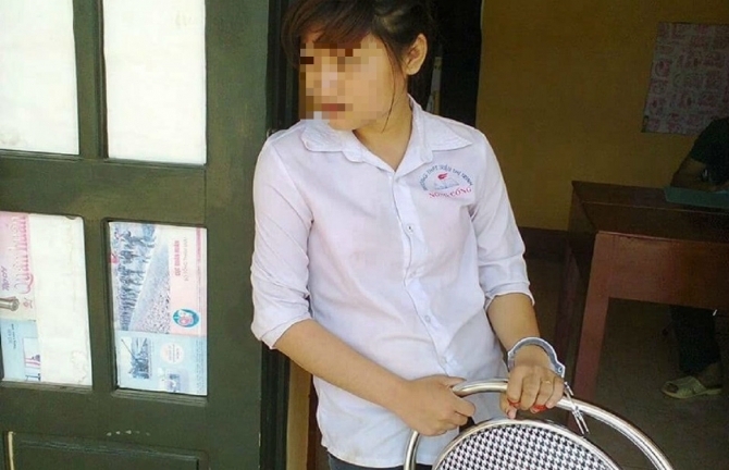 Chuyện cô nữ sinh áo trắng ngồi sau xe tên trùm ma túy