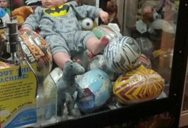 Hoảng hồn em bé mắc kẹt trong máy chơi trò chơi