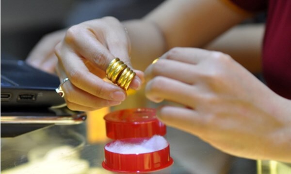 Giá vàng giảm, người giữ vàng 