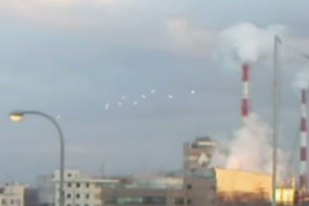 Bất ngờ xuất hiện 10 UFO trên bầu trời Nhật Bản