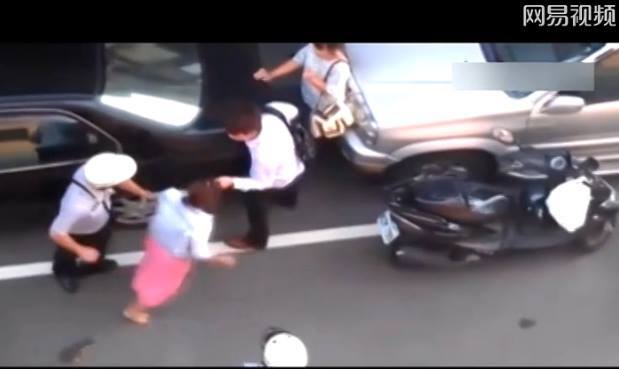 Xôn xao vì thiếu nữ cầm dép đánh người yêu giữa phố