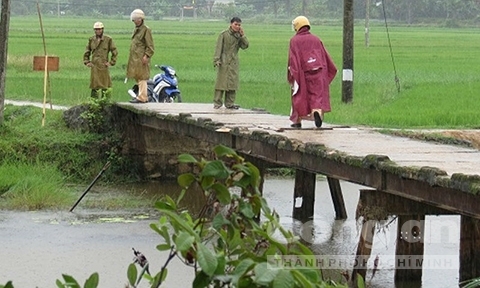 Nữ sinh chết đuối khi đi qua cầu tại Hà Tĩnh