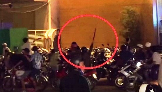 Hàng chục thanh niên cầm kiếm hỗn loạn trước quán bar