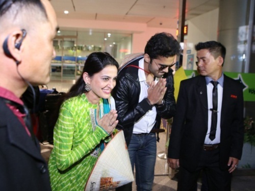 Fan vây quanh chào đón