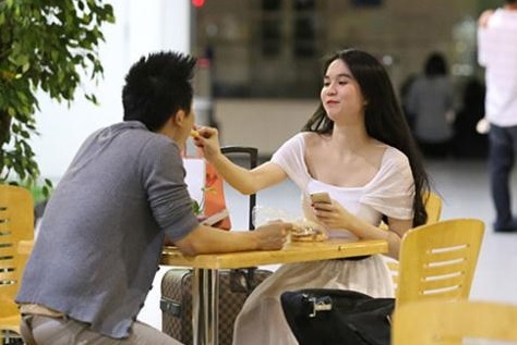 Ngọc Trinh – Khắc Tiệp thân mật trên mức bình thường