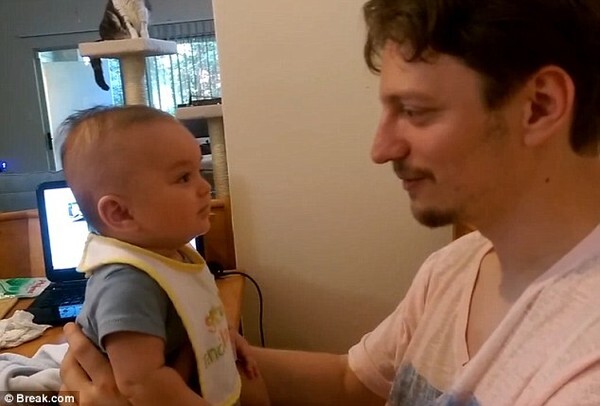 Clip bé con 3 tháng tuổi biết nói “I love you” cực đáng yêu