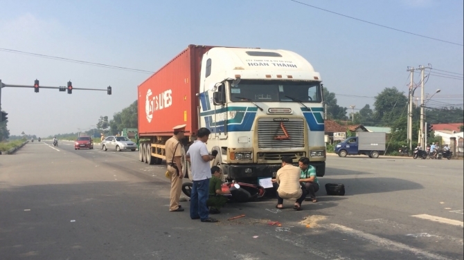 Hai vợ chồng bị kéo lê nhiều mét dưới gầm xe container 