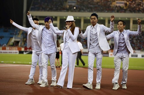 Đi ngang qua Mỹ Tâm, sao Man City 