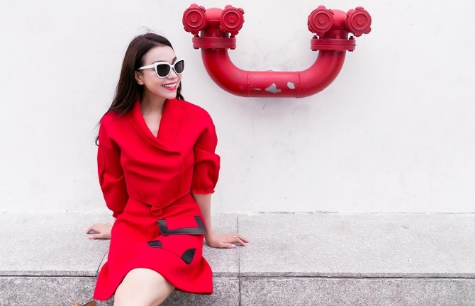 Trà Ngọc Hằng sặc sỡ xuống phố với đầm hàng hiệu 