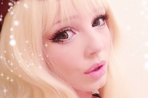 Thiếu nữ xinh đẹp trở thành búp bê sống vì bệnh lạ