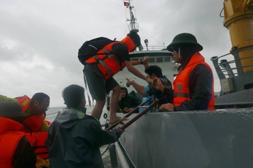 200 du khách đầu tiên tại Cô Tô được đón về đất liền