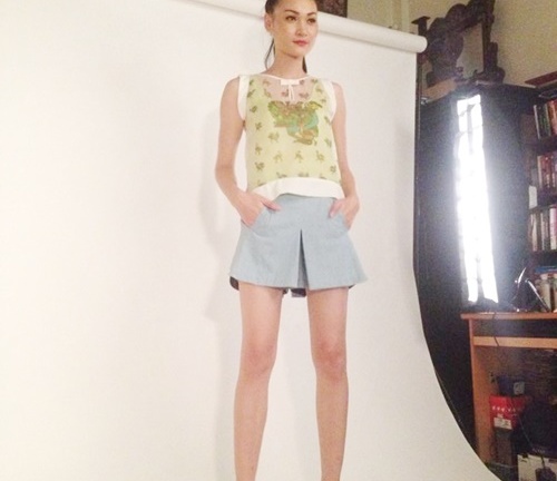 Lộ diện người mẫu có cặp chân dài hơn cả Thanh Hằng