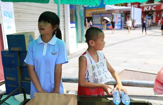 Mẹ bệnh nặng, hai con nhỏ bán nước giữa phố kiếm tiền chữa trị