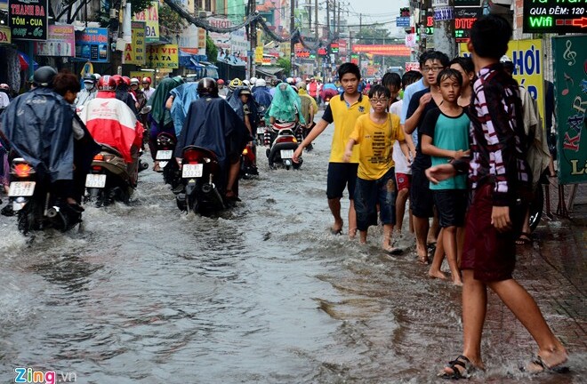 Người dân TP.HCM bì bõm giữa đường sau hai trận mưa lớn