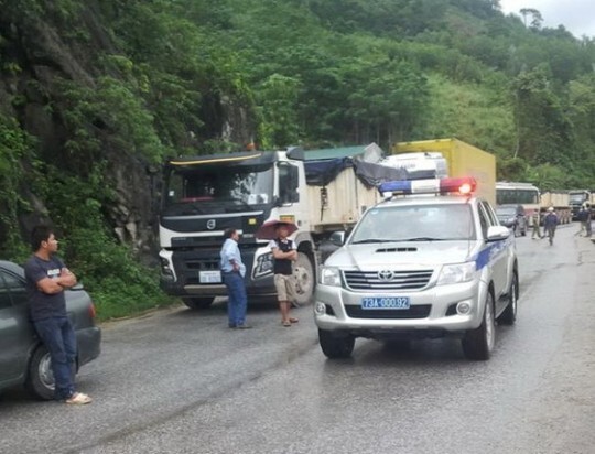 Tài xế 'đôi co' sau tai nạn, Quốc lộ 12 tắc nghẽn trong 5 giờ