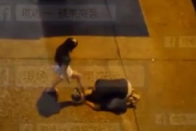 Quỳ rạp xin bạn gái tha thứ, chàng trai bị đá liên tiếp vào đầu