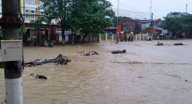 Vỡ đập, 4 người bị nước cuốn, cả trăm xe máy trôi đầy đường
