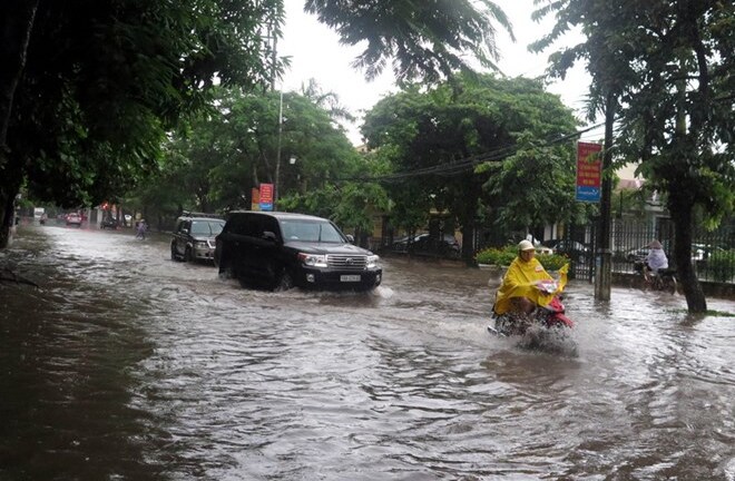 Đường phố Thái Bình biến thành sông sau trận mưa cực lớn