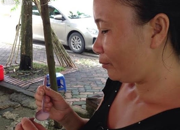 Hi hữu: Cho chuột 'mồ côi' uống sữa vì thương cảm
