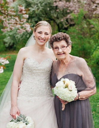 Cụ bà 89 tuổi rạng rỡ đến làm phù dâu cho cháu gái